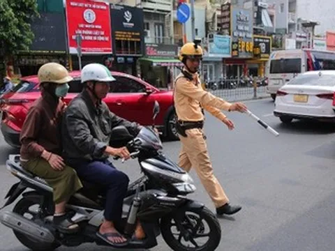 Cố tình 'tranh đường' với tàu hỏa, nhiều người bị CSGT TPHCM phạt nặng