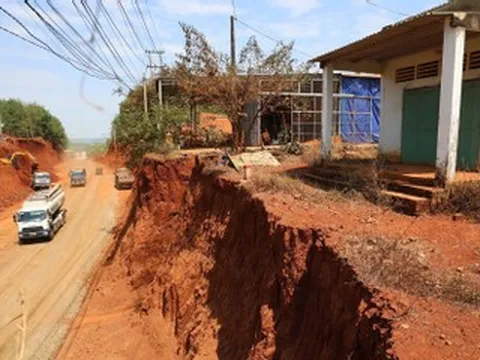 Di dời hàng loạt căn nhà nằm chênh vênh trên vách đất tại dự án đường ở Đồng Nai