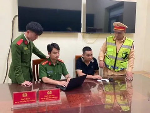 Tài xế ô tô vi phạm nồng độ cồn 'thông chốt', va chạm xe CSGT ở Quảng Ninh