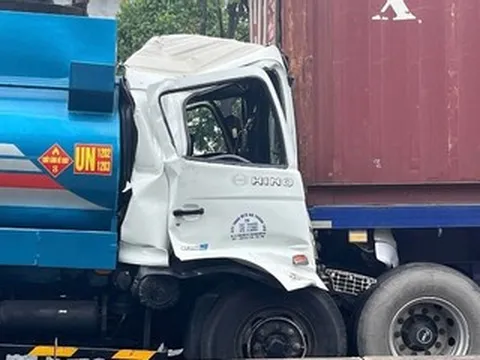 Xe bồn tông đuôi xe container dừng đèn đỏ ở cửa ngõ TPHCM, tài xế kẹt trong cabin