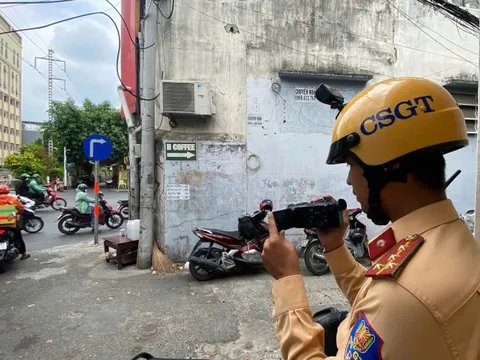 Người tùy tiện băng qua đường sắt ở TPHCM "hết đường chối cãi"