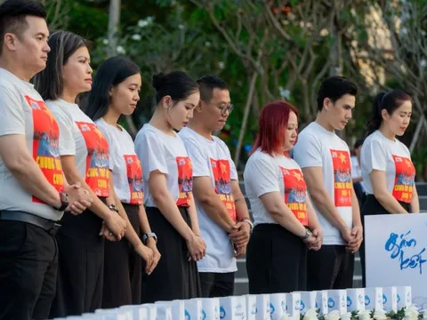 Nghệ sĩ TP.HCM mặc áo chống dịch 5 năm trước tưởng niệm đồng bào mất do COVID-19