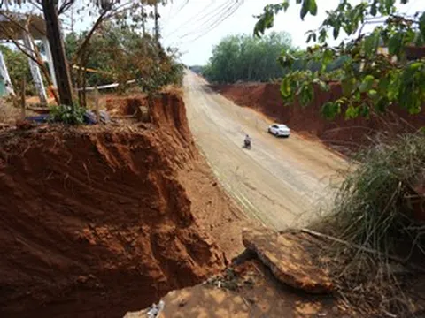 Tỉnh ủy Đồng Nai yêu cầu báo cáo vụ hạ cốt nền đường khiến nhà dân cheo leo