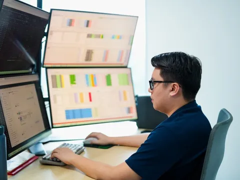 VN-Index gây bất ngờ cuối phiên, chuyên gia khuyên 'chưa nên vội bắt đáy'