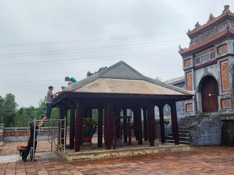 Bắt đầu tháo dỡ ngôi nhà gỗ trước lăng mộ Hoàng thái hậu Từ Dụ