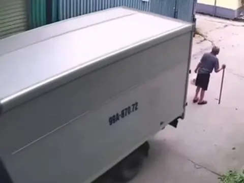 Vừa làm thượng thọ được ít ngày, cụ ông 90 tuổi bị xe tải lùi cán tử vong khi đi bộ trong ngõ