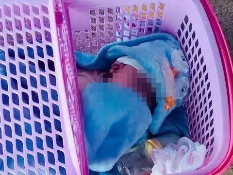 Bé trai được đặt trước cửa nhà dân kèm bức thư nhiều nghi vấn