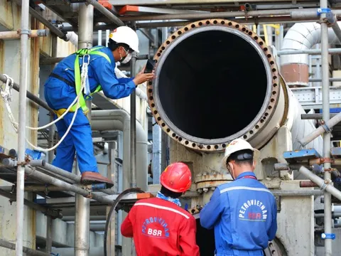 Lo ngại trước tình trạng giá dầu thế giới tăng: Tìm kiếm các nguồn dầu thô cho nhà máy lọc dầu