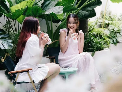 Tranh cãi bỏ tiền uống cà phê nhưng phải tự bưng bê, trông xe