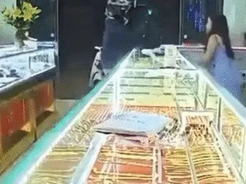Truy tìm đối tượng che kín mặt, đi vào tiệm vàng với nhiều hành động lạ