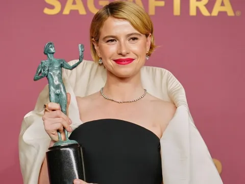 Jessie Buckley: Ngôi sao 'càn quét' mùa giải thưởng và thời trang thảm đỏ