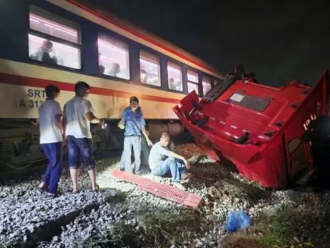 CLIP: Xe tải vượt rào chắn bị tàu hỏa tông gãy đôi