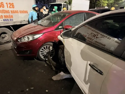 Ô tô tông liên hoàn hàng loạt xe trên phố Hà Nội, nhiều người bị thương