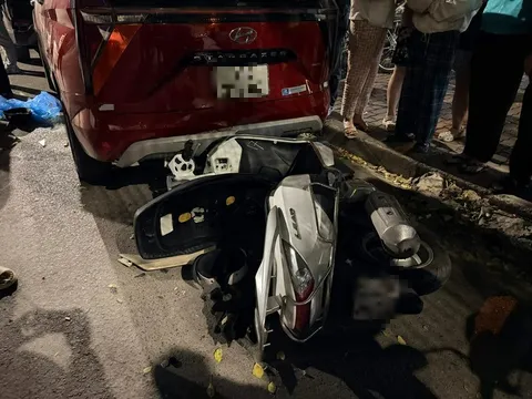 Hiện trường vụ ô tô 4 chỗ tông liên hoàn ở Hà Nội khiến nhiều người bị thương, xe máy nằm la liệt