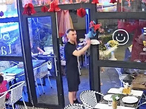 Khách Tây rung chuông, cúi người cảm ơn nhà hàng Đà Nẵng vì ăn ngon