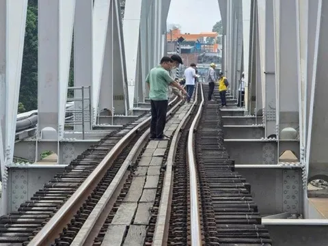 Vụ sà lan va cầu Ghềnh: Phải thay mới nhịp giữa nhưng sửa tạm để tàu chạy