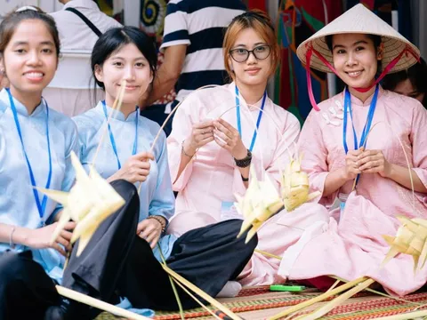 Học thắt lá dừa, làm hoa vải tsumami miễn phí tại Lễ hội Việt - Nhật