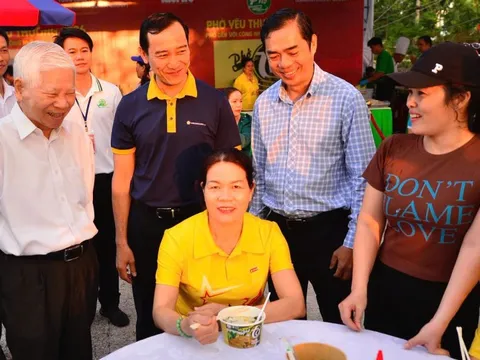 Nguyên Chủ tịch nước Nguyễn Minh Triết đến với Phở yêu thương ở Bàu Bàng