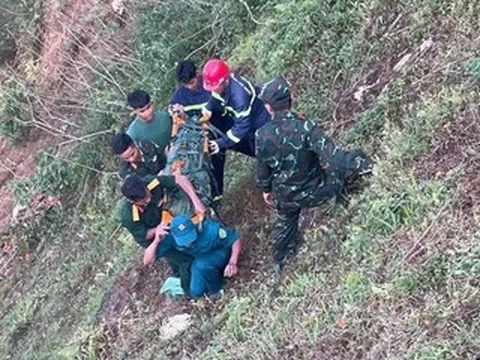 Ô tô lao xuống vực sâu