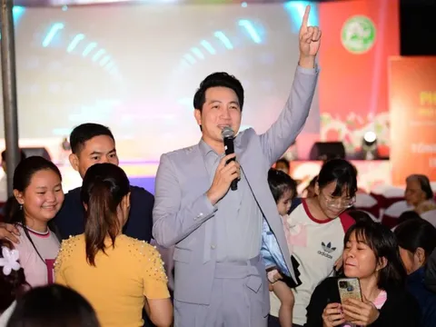 Người dân Bàu Bàng vừa ăn Phở yêu thương vừa nghe ca sĩ hát 'thật đã'