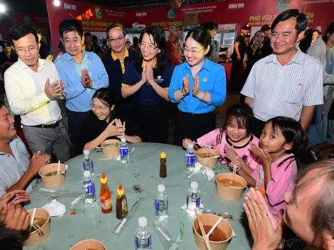 Hàng ngàn người dân Bàu Bàng đến với Phở yêu thương sau cơn mưa chiều