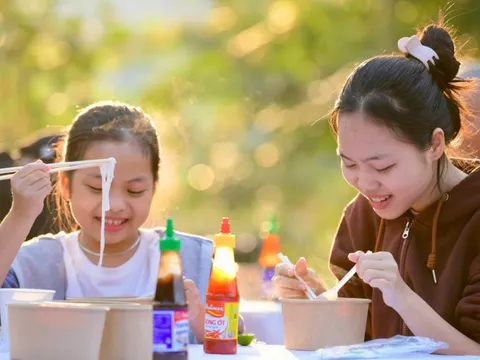 Công nhân, người lao động Bàu Bàng tranh thủ ăn phở trước khi vào ca