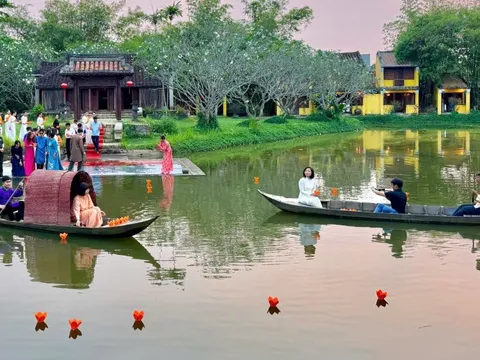 Thả 65 hoa đăng tưởng niệm thảm họa da cam tại Bảo tàng Áo dài