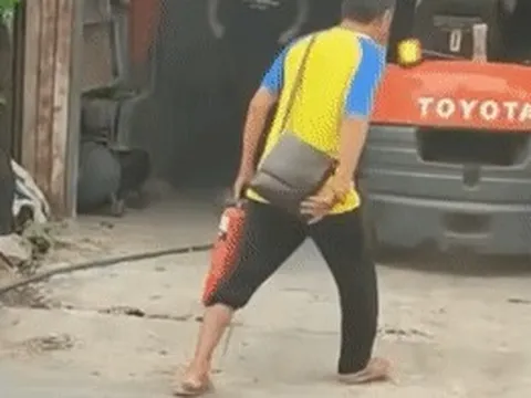 Xưởng giấy cháy ngùn ngụt, công nhân dùng xe nâng di dời tài sản