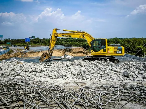 Cận ngày thông xe, tường chắn nhánh cầu vành đai 3 TP.HCM thuộc gói XL1 phải dỡ ra thi công lại