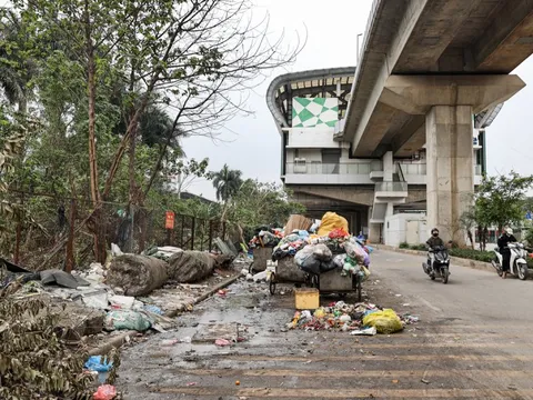 Nhếch nhác hàng quán, rác thải bủa vây dọc tuyến metro Cát Linh - Hà Đông