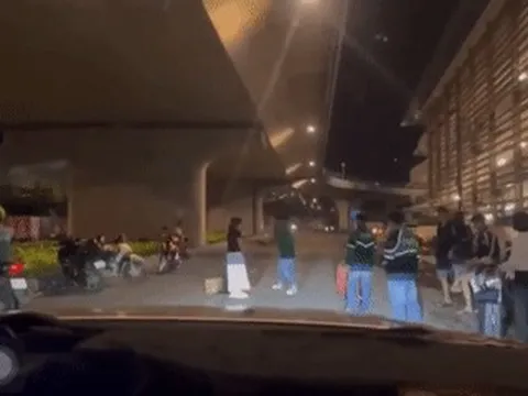 Bắt khẩn cấp tài xế đập phá hành lý của nữ hành khách ngay cổng ga T3 Tân Sơn Nhất