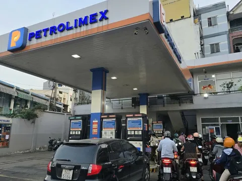 Chủ tịch Petrolimex: Doanh nghiệp sẵn sàng hy sinh lợi nhuận để tăng nhập xăng dầu