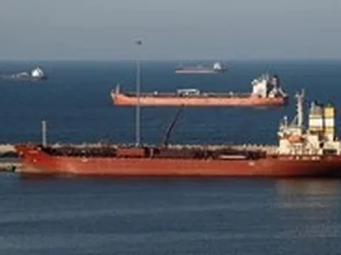 Giá dầu vượt 103 USD/thùng, thế giới lo cú sốc năng lượng mới