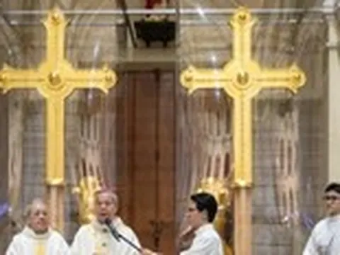 Đặt hai thánh giá mạ vàng lên đỉnh tháp kẽm nhà thờ Đức Bà