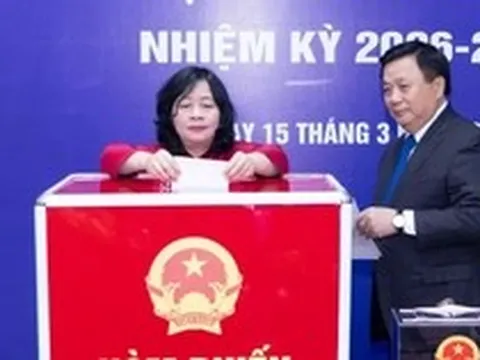 Chủ tịch Ủy ban Trung ương MTTQ Việt Nam Bùi Thị Minh Hoài bỏ phiếu bầu cử tại Hà Nội