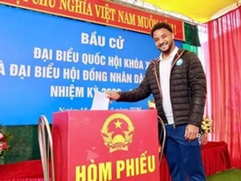 Cầu thủ Nguyễn Xuân Son lần đầu đi bầu cử