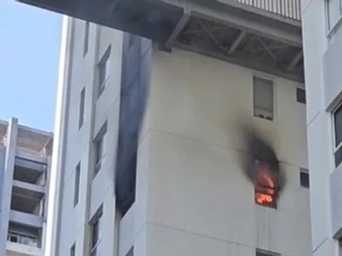 Cháy lớn tại căn hộ chung cư, hàng trăm cư dân hoảng loạn tháo chạy