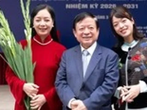 Kỷ niệm ngày cưới của Chiều Xuân đúng ngày bầu cử, cục trưởng Xuân Bắc dẫn vợ con đi bỏ phiếu