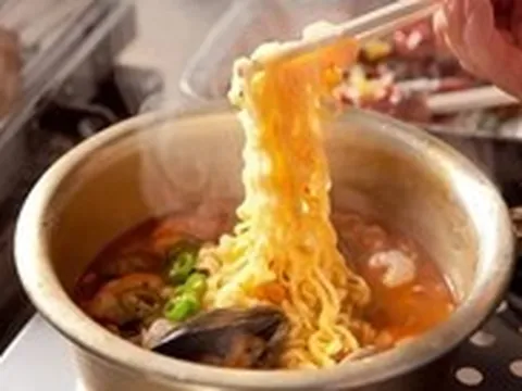 7 cách giúp tô mì ăn liền ngon hơn và cân bằng dinh dưỡng