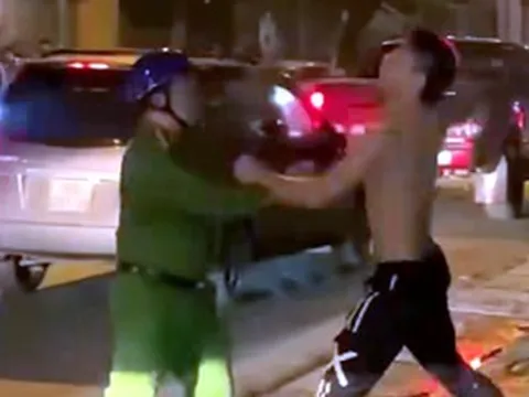 Khống chế nam thanh niên cầm 2 con dao đe dọa người đi đường ở Hà Nội