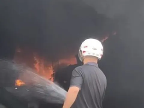 Cháy dữ dội xưởng sản xuất phao ở TPHCM