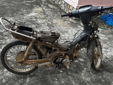 Trước khi che mặt vào tiệm vàng với biểu hiện lạ, người đàn ông đã trộm xe máy