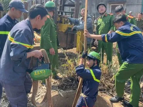 Phút nghẹt thở cứu bé trai rơi xuống giếng sâu 20m