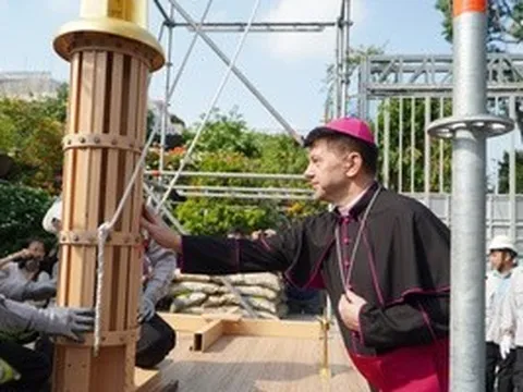 Khoảnh khắc đưa 2 Thánh giá mạ vàng lên tháp Nhà thờ Đức Bà Sài Gòn