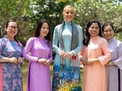 Đến Việt Nam, thấy áo dài khắp nơi