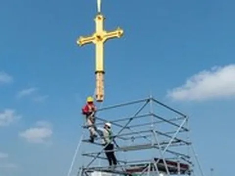 Khoảnh khắc hai thánh giá mạ vàng trở lại đỉnh nhà thờ Đức Bà Sài Gòn