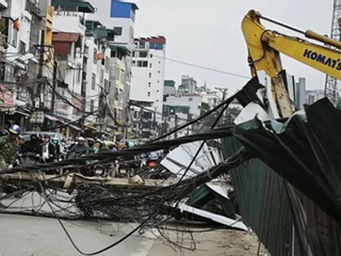 Hà Nội: Cột điện đổ chắn ngang phố Đê La Thành