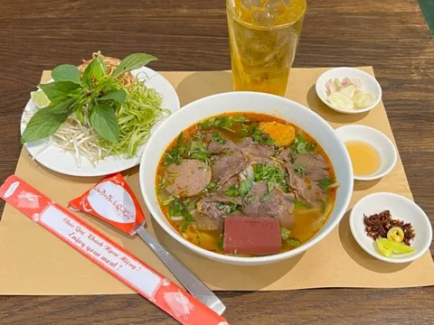 Quán bún bò ở TP.HCM nhận 'bão tim' vì bảng thông báo ấm lòng