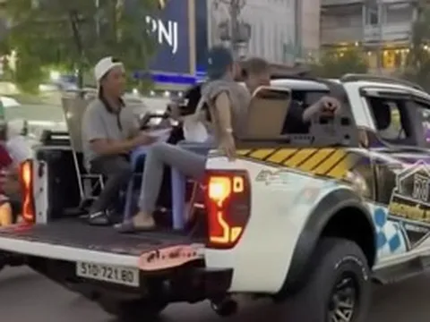 Ngang nhiên ngồi thùng xe bán tải ăn uống giữa đường ở TPHCM