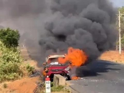 Ô tô cháy rụi trên cung đường du lịch Mũi Né – Bàu Trắng